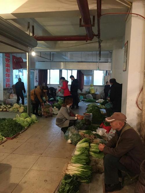 市场卖劣质蔬菜